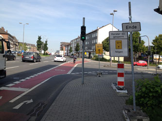 Radwegende vor der Kurve nicht erkennbar