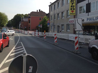 Fahrbahn mit Leitbaken auf abgesperrtem Seitenraum