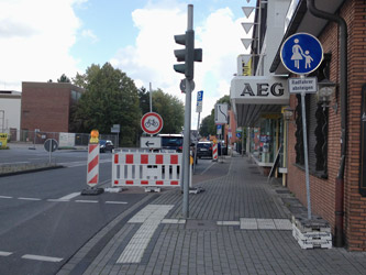 Radfahrer absteigen