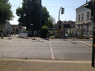 Am Ende des straßenbegleitenden Hochbords